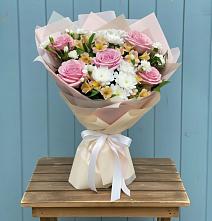 Букет цветов из:  Гвоздики, Орхидеи и Розы в Оболенске