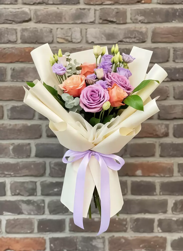 Букет цветов из: Лизиантусы и Розы в Оболенске