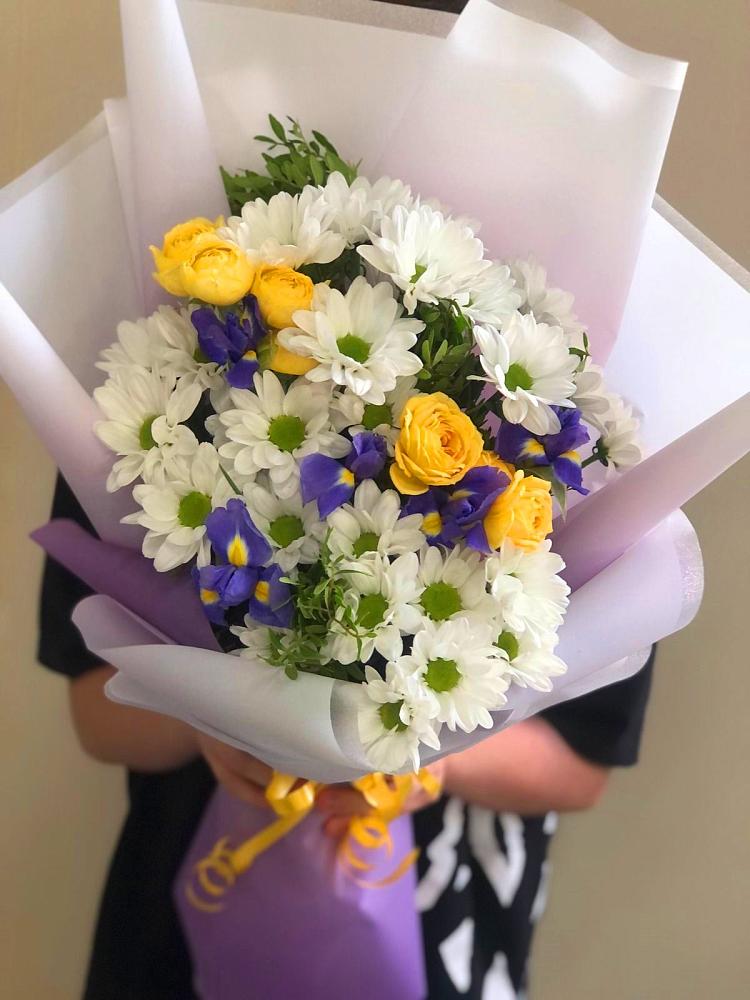 Букет цветов из: Ирисы, Хризантемы и Розы в Оболенске