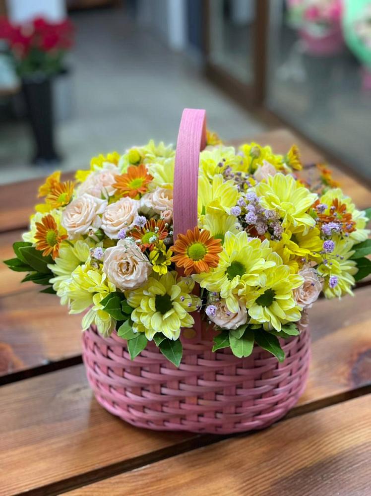 Цветочная композиция из Хризантемы и Розы в корзине в Оболенске