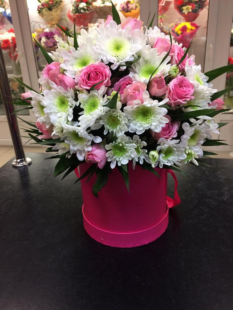 Цветочная композиция из Розы и Хризантемы в шляпной коробке в Оболенске