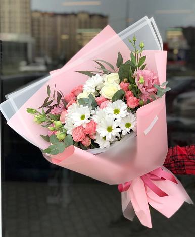 Букет цветов из: Розы, Лизиантусы и Хризантемы в Оболенске